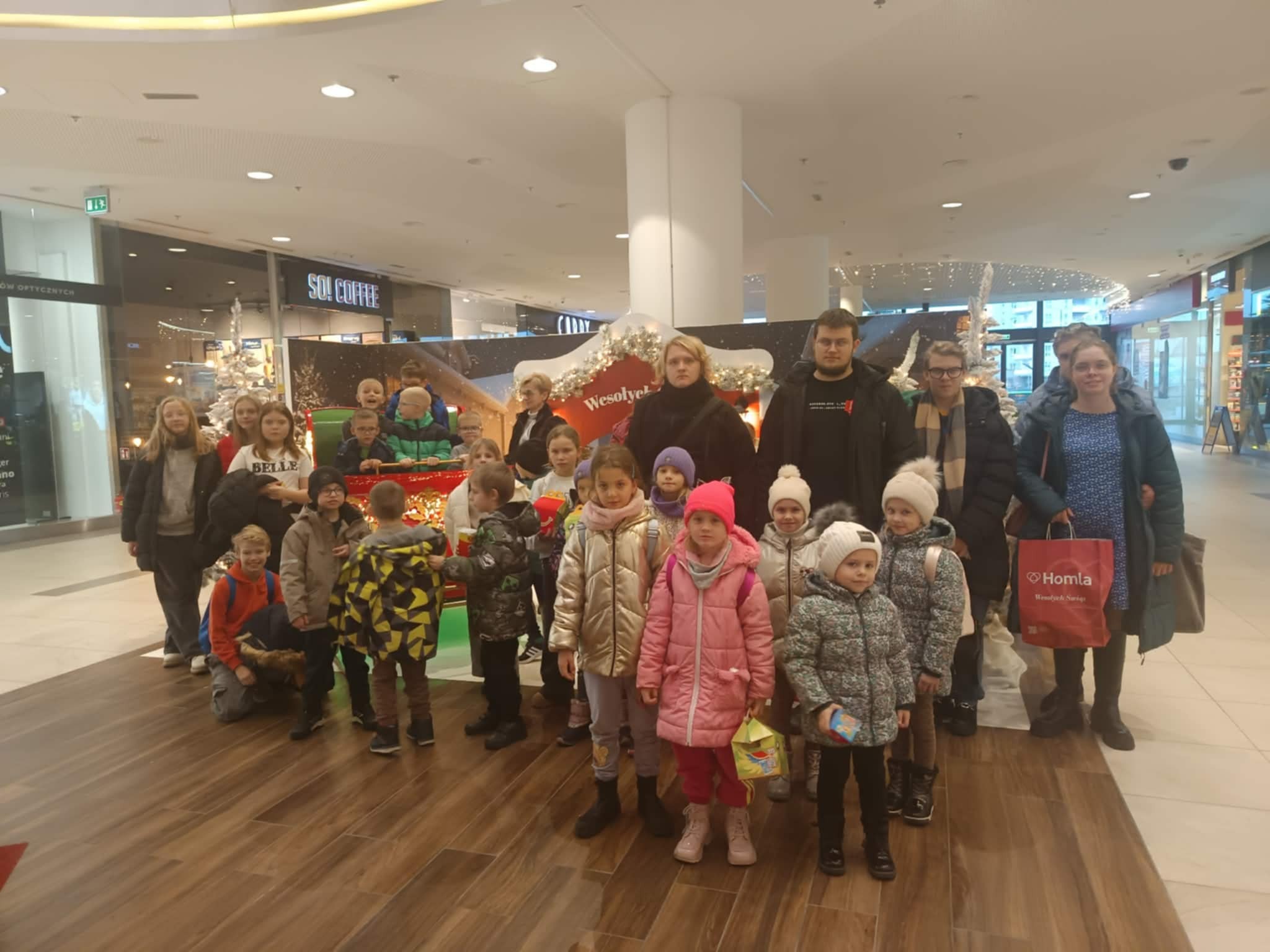 grafika przedstawia zdjęcie podopiecznych pieczy zastępczej wraz z opiekunami uczestniczących w wyjeździe do kina w Elblągu. grafika przedstawia zdjęcie podopiecznych pieczy zastępczej wraz z opiekunami uczestniczących w wyjeździe do kina w Elblągujpg